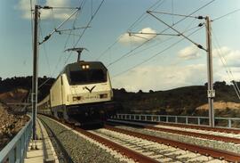 Locomotora eléctrica 252 - 003 - 9 de RENFE, remolcando una composición de Talgo Pendular, circul...