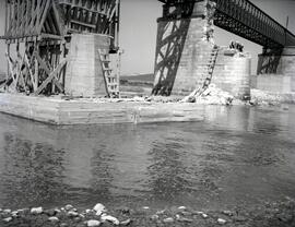 Sustitución del antiguo puente metálico de 11 tramos y 570,80 m sobre el río Guadiana, con vigas ...