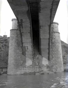 Puente de hormigón Henares I sobre el río Sorbe, situado en el km 80,829 de la línea de Madrid a ...