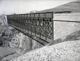 Puente metálico de un tramo y 71 m, con vigas de celosía, denominado "Españuela" y situ...