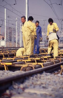 Personal de Vía y Obras de RENFE realizando trabajos de mantenimiento y renovación de vías en la ...