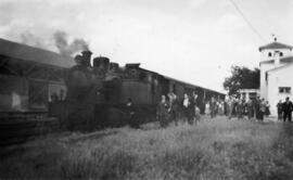 Composición de viajeros del Ferrocarril de vía estrecha de Madrid a Almorox, remolcada por locomo...