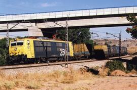 Locomotora 250-013 con un Teco a su paso por Jadraque