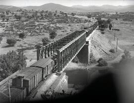 Puente metálico de un tramo y 55 m, con vigas tipo Linville. Situado en el km 285,058 de la línea...