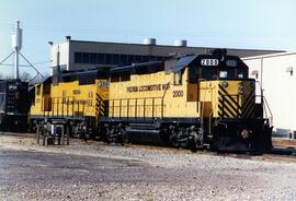 Vista de las locomotoras diesel PLW-2000 y PLW-2001 (ambas GP35C), de la Compañía Peoria and Peki...