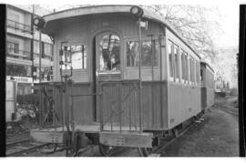 Coches de viajeros del ferrocarril económico de Reus a Salou, de vía estrecha y conocido como el ...