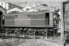 Locomotora eléctrica 1006 de RENFE (serie 1000), sobre una placa giratoria, en la estación de Ripoll