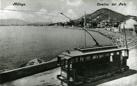 Reproducción de una postal del Camino del Palo de Málaga en la que aparece un tranvía junto al mar