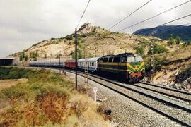 Locomotora diésel - eléctrica 333 - 002 de RENFE, fabricada por MACOSA, con colores originales ve...