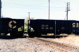 Vista de una composición de mercancías, con la locomotora CSX-8563 a la cabeza, en el cruce UP-CS...