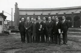 Asistentes al curso de mandos intermedios ante la rotonda del depósito de locomotoras de vapor de...