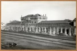 Vista del lado de las vías la construcción del nuevo edificio de viajeros de la estación de Fuent...