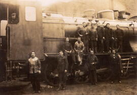 Personal ferroviario posando junto a la locomotora de vapor nº 769 de la serie 741 a 780 de MZA, ...