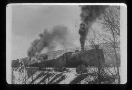 Composición de tolvas, remolcada por locomotoras de vapor Garratt y Mastodonte de rodaje 240 en d...