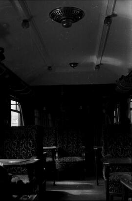 Interior de un coche - salón Pullman, detenido en la estación de Deva