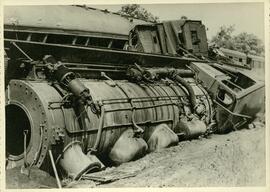 Locomotora de vapor y tren de viajeros tras un accidente ferroviario provocado durante la guerra,...