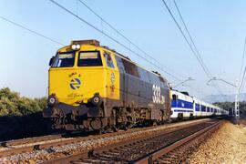 Locomotora diésel - eléctrica 333 - 204 de RENFE, fabricada por MACOSA y pintada en  amarillo y g...