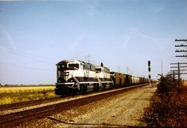 Composición de mercancías a su paso por el este de Galesburg. Tira de ella las locomotoras tipo S...