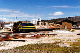 Locomotora diésel - eléctrica 333 - 093 de RENFE,  fabricada por MACOSA y pintada en  verde y ama...