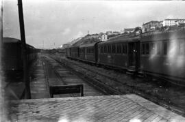 Coches de viajeros del Ferrocarril del Cantábrico en la estación de Santander