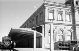 Automotor diésel 595 TAF de RENFE de la línea de Zamora a Orense detenido en la nueva estación de...