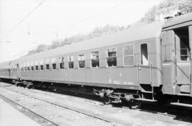 Coche de viajeros de 2ª clase BB 8550 de la serie BB 8501 a 8945 de RENFE, formando parte de una ...