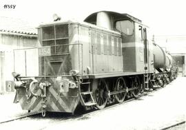 Locomotora  diésel - eléctrica ("tractor") 11354, de la serie 303 - 001 a 202, saliendo...