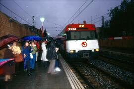 Viajeros y unidad de tren eléctrica o automotor eléctrico de la serie 446 de RENFE en Móstoles