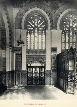 Vista de detalle del interior de la entrada al andén de viajeros de la estación de Toledo