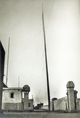 Izado de poste en la azotea de un edificio de Barcelona
