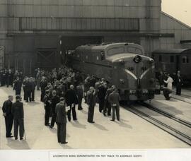 Vista de la primera locomotora eléctrica de 3.600 H.P y 3.000 voltios destinada para el servicio ...