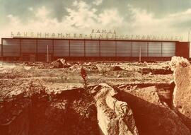 Vista de la destrucción y reconstrucción del edificio principal de los talleres con sede en Lauch...