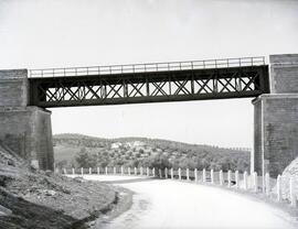 Puente metálico de un tramo y 26 m, con vigas en cruz de San Andrés, situado en el km 35/274 de l...