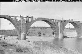 Puente de hormigón sobre el río Águeda, situado en el km 98,275 de la línea de Salamanca a Fuente...