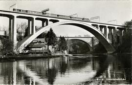 Vista en contrapicado del ferrocarril de Berna atravesando un puente metálico sobre el río Aar