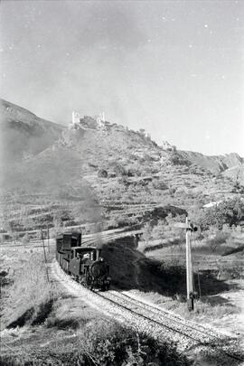 Composición de mercancías y viajeros de la línea de vía estrecha de Alcoy a Gandía (AG), remolcad...
