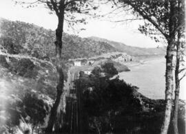 Panorámica del trazado costero de una línea ferroviaria