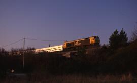 Composición de viajeros, formada por locomotora diésel - eléctrica serie 319 de RENFE y coches de...