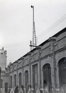 Torre de iluminación sobre tejado de taller en la estación de Valencia - Norte o Valencia - Término