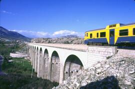 Automotor diésel de la serie 592 de RENFE sobre el viaducto de Bustarviejo (Madrid)