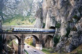 Electrotrenes serie 448, reformados por Construcciones y Auxiliar de Ferrocarriles (CAF) y Materi...