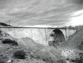 Puente de fábrica de un solo tramo de la línea de Huesca a Canfranc, situado en un km sin determinar