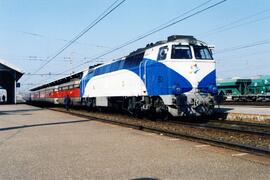 Locomotora diésel - eléctrica 333 - 017 de RENFE, fabricada por MACOSA, pintada en blanco y azul,...