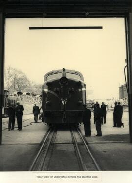 Vista frontal, fuera del taller de fabricación, de la primera locomotora eléctrica de 3.600 H.P y...