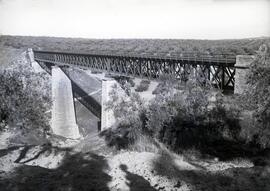 Viaducto metálico de 3 tramos y 132 m, con vigas en cruz de San Andrés, denominado "Sierrezu...