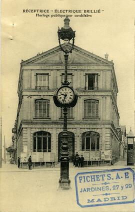 Postal con la imagen de tres relojes de una sola cara aplicados a un candelabro público, fabricad...