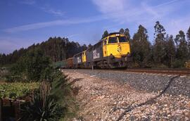 Composición de mercancías en la línea de Monforte a La Coruña, formada por locomotora diésel - el...