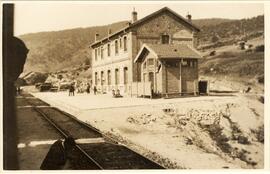 Vista general del edificio de viajeros de la estación de Tablada, en la Sierra de Guadarrama de M...