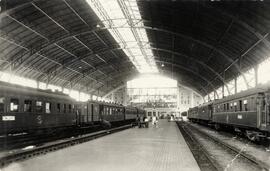 Vista general de los andenes y de parte de la marquesina de la estación del Norte de Bilbao