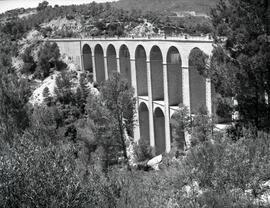 Puente de fábrica o viaducto de 11 tramos y 110 m de longitud, situado en el km 89,234 de la líne...